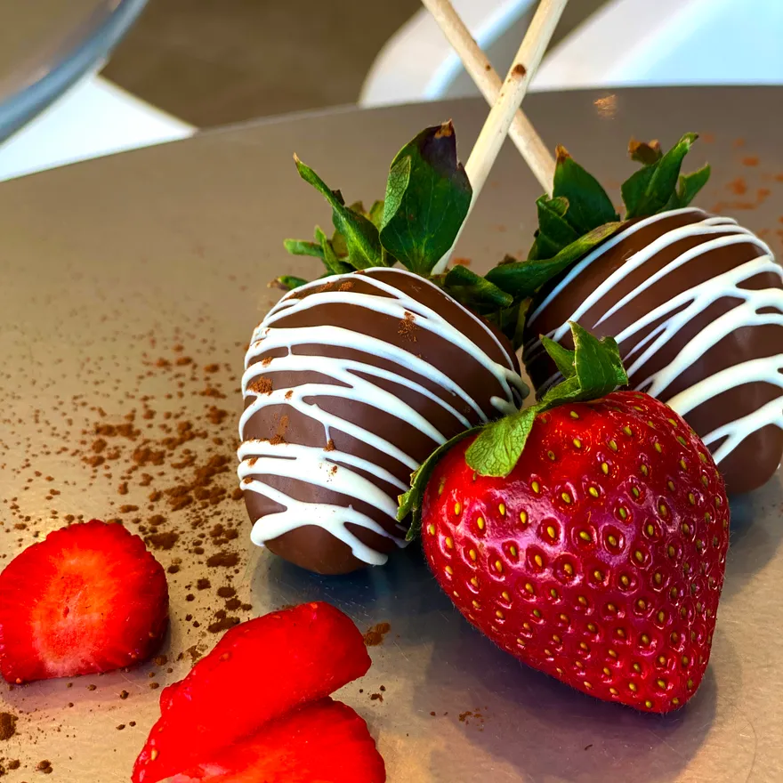 Chocolate-dipped Swirlberries in a gift box